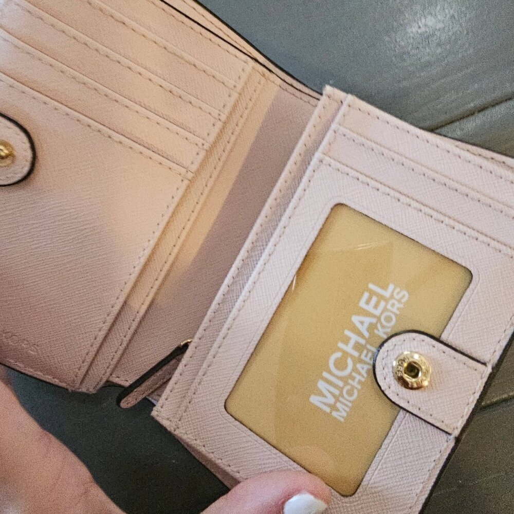 Michael Kors Soft Pink Grained Leather Bifold Snap Wallet With Logo NWT - Picture 7 of 14